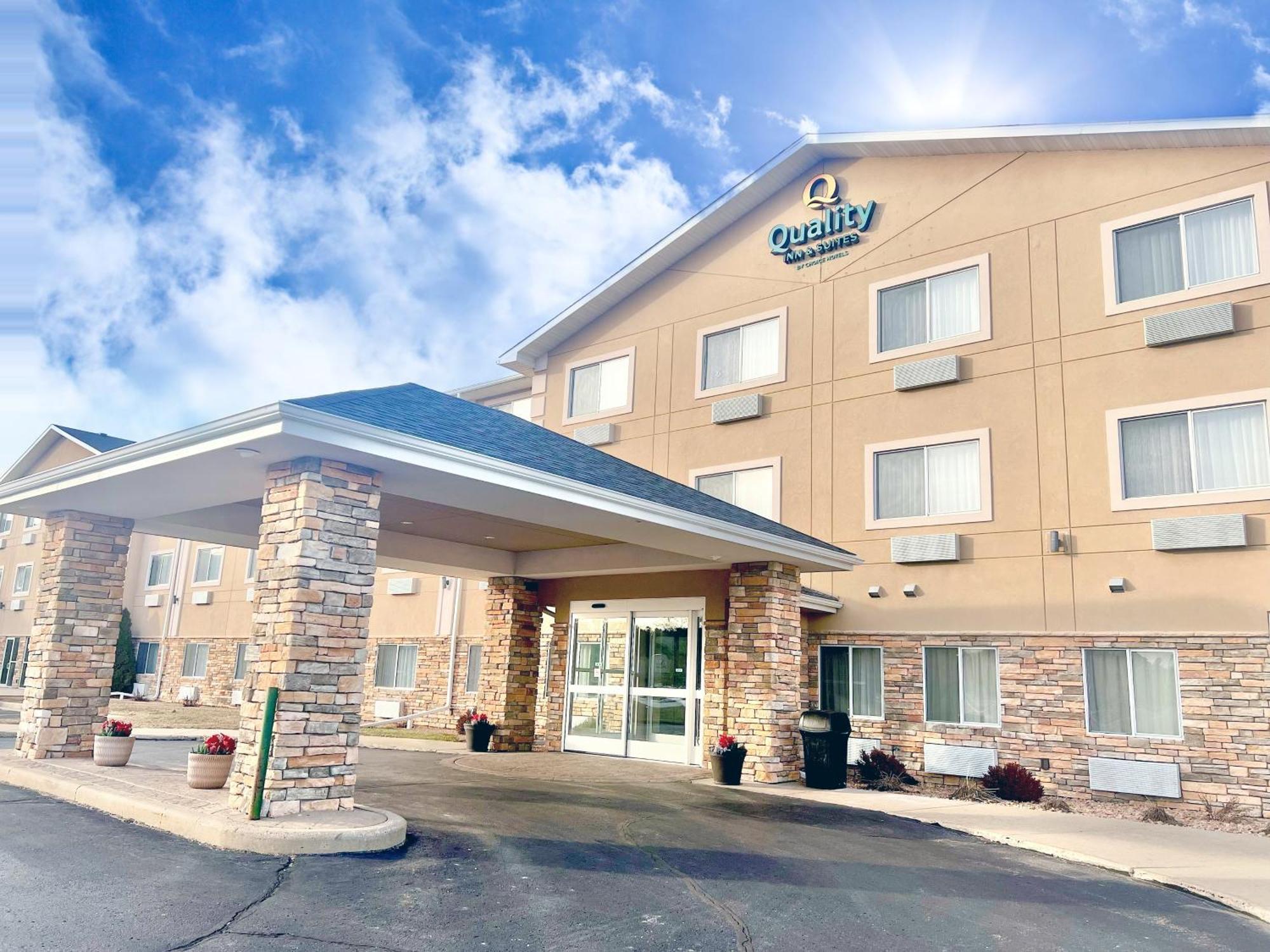 Quality Inn & Suites By Choice Hotels Wisconsin Dells Exterior photo